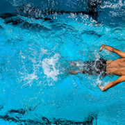 Gustavo Luíz Guilherme Pinto explica por que a natação é um esporte completo, trazendo benefícios para corpo e mente em todas as idades.