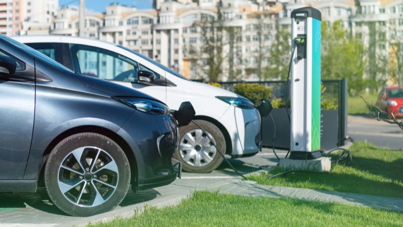 Compare tecnologias e tendências para decidir entre híbridos e elétricos no próximo ano.