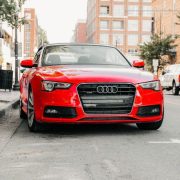 Descubra os prós e contras de carros híbridos e elétricos para fazer a escolha certa em 2025.