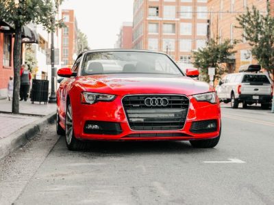 Descubra os prós e contras de carros híbridos e elétricos para fazer a escolha certa em 2025.