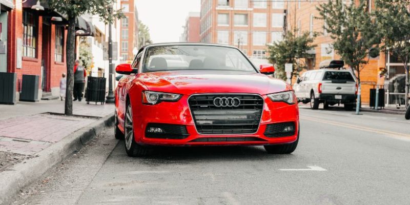 Descubra os prós e contras de carros híbridos e elétricos para fazer a escolha certa em 2025.