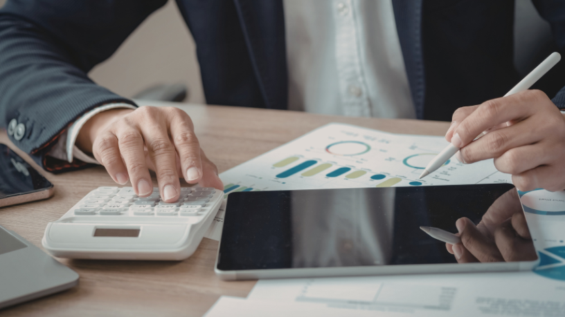 Em um ambiente de fortes oscilações cambiais, Danilo Regis Fernando Pinto explora como estratégias de proteção financeira ajudam a mitigar riscos econômicos.