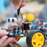 A educação climática aliada à robótica fortalece o aprendizado sustentável, afirma Gustavo Adolfo Morceli Rodrigues.