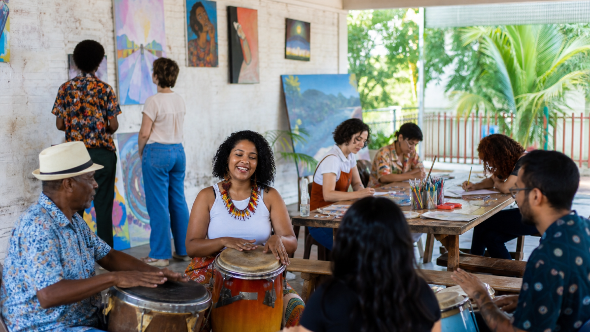 Artistas e agentes culturais reunidos em espaço comunitário de Três Lagoas durante atividade cultural