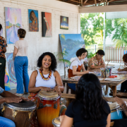 Artistas e agentes culturais reunidos em espaço comunitário de Três Lagoas durante atividade cultural