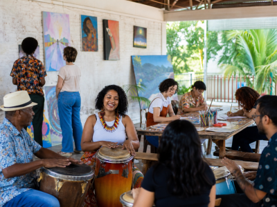 Artistas e agentes culturais reunidos em espaço comunitário de Três Lagoas durante atividade cultural