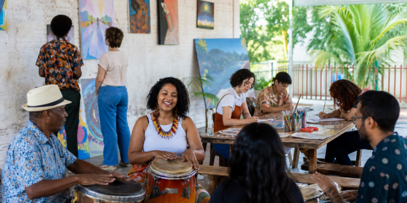 Artistas e agentes culturais reunidos em espaço comunitário de Três Lagoas durante atividade cultural