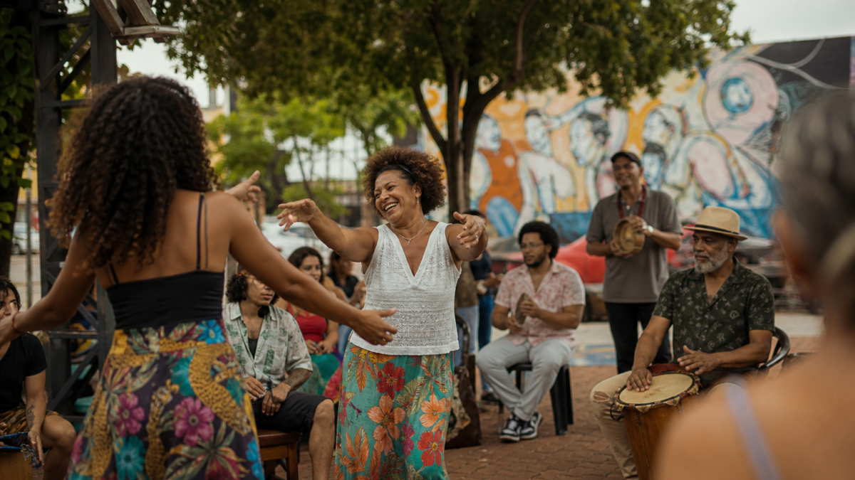 Atividade cultural comunitária em espaço público de Três Lagoas, com artistas e moradores reunidos
