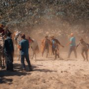 Participantes montados a cavalo durante um evento tradicional em área rural brasileira.