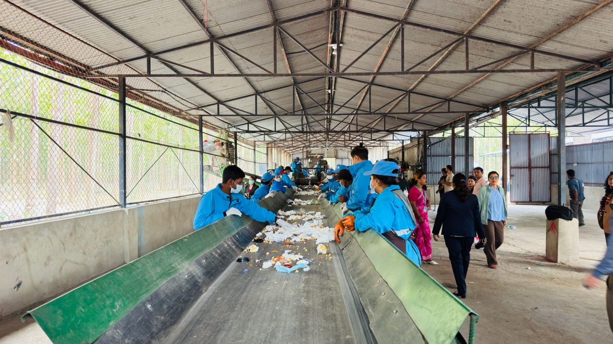 Trabalhadores separam materiais recicláveis em uma unidade de triagem.