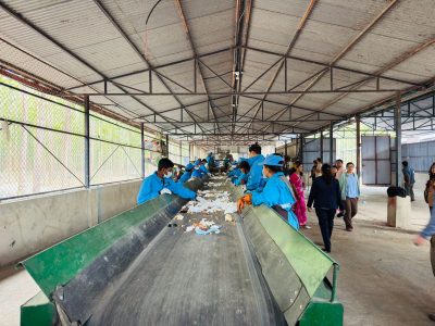 Trabalhadores separam materiais recicláveis em uma unidade de triagem.