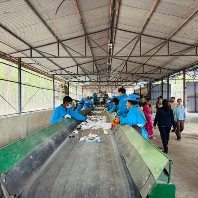 Trabalhadores separam materiais recicláveis em uma unidade de triagem.