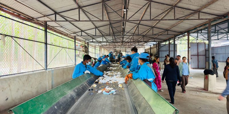 Trabalhadores separam materiais recicláveis em uma unidade de triagem.