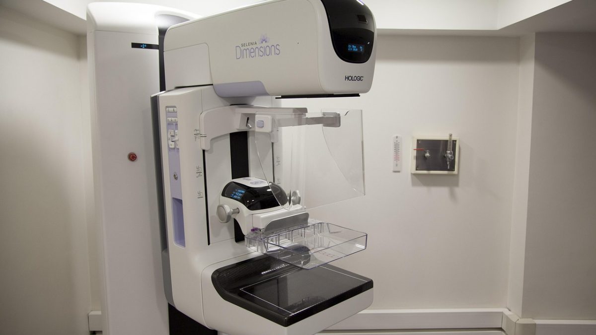 Equipamento de mamografia em ambiente hospitalar, preparado para a realização de exames.