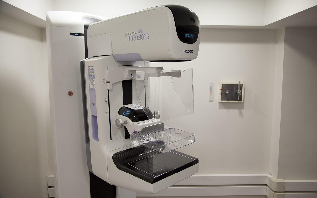 Equipamento de mamografia em ambiente hospitalar, preparado para a realização de exames.