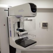 Equipamento de mamografia em ambiente hospitalar, preparado para a realização de exames.