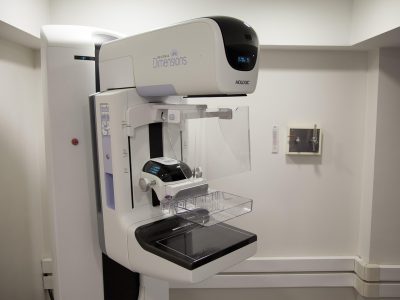 Equipamento de mamografia em ambiente hospitalar, preparado para a realização de exames.