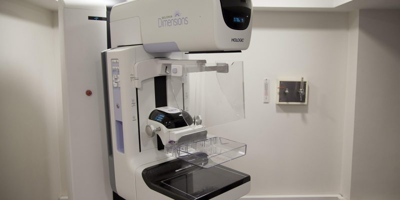 Equipamento de mamografia em ambiente hospitalar, preparado para a realização de exames.